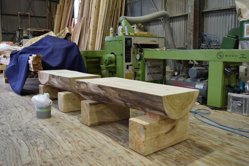 原木から造作する木製ベンチ